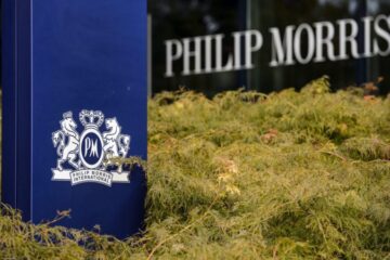 На два фронти: як найбільший міжнародний платник податків в Росії процвітає в Україні