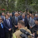 Іноземні дипломати побували на місці удару Росії по багатоповерхівці в Солом’янському районі Києва