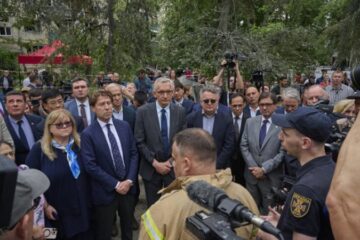 Іноземні дипломати побували на місці удару Росії по багатоповерхівці в Солом’янському районі Києва
