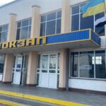 ​На залізничних вокзалах України підняли біло-чорні прапори на підтримку полонених