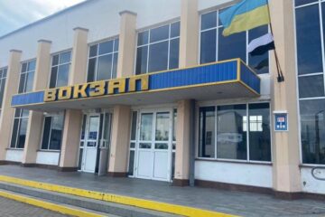 ​На залізничних вокзалах України підняли біло-чорні прапори на підтримку полонених