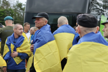 Відбувся ще один етап звільнення полонених: додому повернулися солдати і сержанти