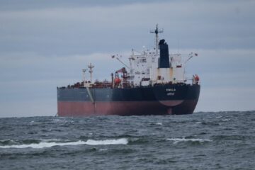 ​ЄС поки не знижуватиме цінову стелю на російську нафту через ситуацію на Близькому Сході