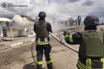 У Нікополі рятувальники ліквідували спричинену обстрілом РФ пожежу
