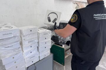 Мешканець Львівщини намагався ввезти до України партію техніки Apple і Samsung на 3 млн грн