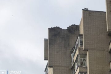 У Сумах внаслідок влучання російського безпілотника пошкоджені покрівля та близько 20 вікон у багатоповерхівці