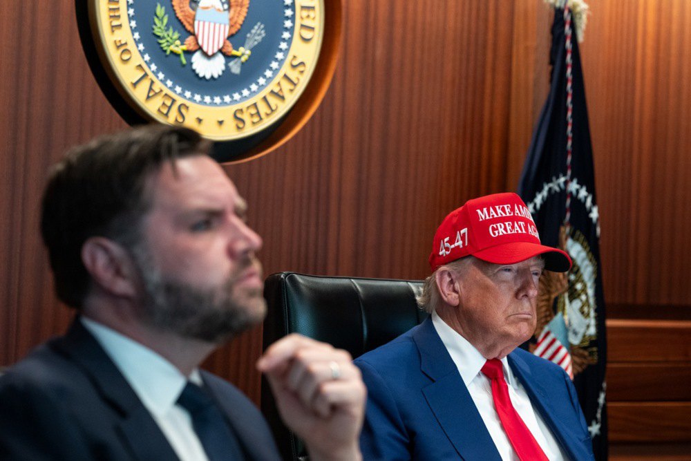 Президент США Дональд Трамп звертається до нації після ударів США по ядерних об'єктах Ірану, Вашингтон, праворуч - державний секретар США Марко Рубіо, 21 червня 2025 року,
