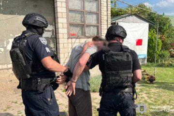 На Вінниччині під час похорону бійця чоловік ходив по подвір’ю, обгорнувшись російським триколором