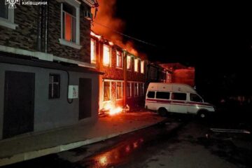 У Київській області через атаку РФ загинула жінка і поранені рятувальники