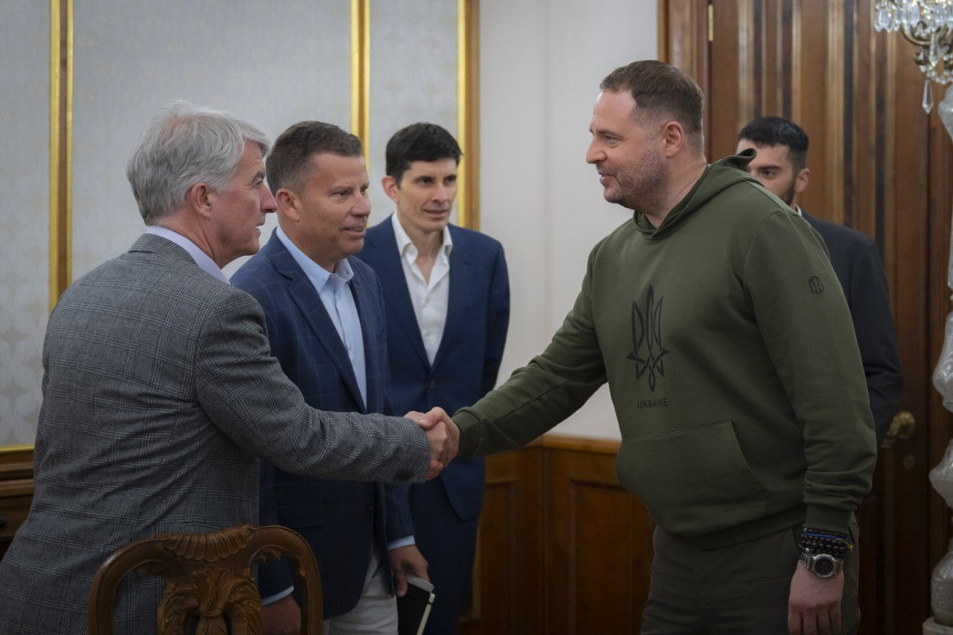 Головний операційний директор групи CRH Ренді Лейк, керівник CRH International Пітер Баклі, директор CRH у Південній та Східній Європі Гійом Кавальє та керівник Офісу Президента України Андрій Єрмак