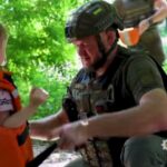 Виводять навіть пішки: поліцейські евакуювали матір з дитиною з Костянтинівки