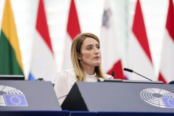 Голова Європарламенту може застрягнути в ОАЕ через обстріл Іраном бази США