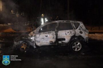 Киянина судитимуть за підпал трьох автомобілів, які він видавав замовнику за машини військових
