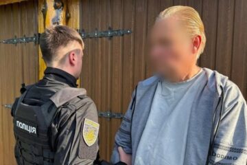 В Україні затримали громадянина США. Понад 30 років його розшукували за сексуальні злочини проти дітей