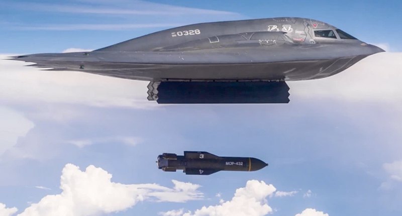 Американський малопомітний стратегічний бомбардувальник B-2 Spirit скидає бомбу (MOP) GBU-57A/B.
