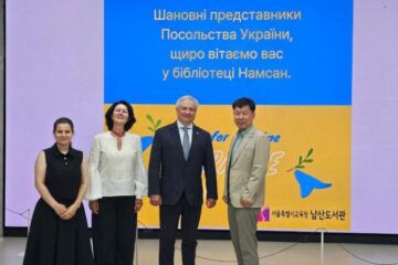 В бібліотеці Сеула відкрили українську книжкову полицю