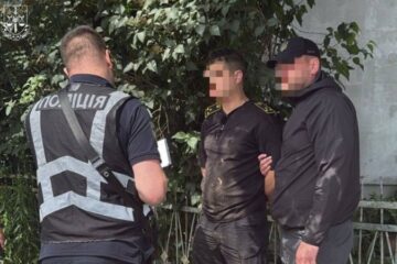 Правоохоронці викрили митника, який за 2% допомагав вивозити з країни валюту