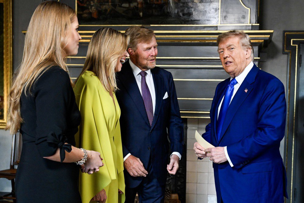 Король Нідерландів Віллем-Олександр і королева Максима разом із кронпринцесою Амалією вітають президента США Дональда Трампа в своєму палаці перед вечерею з главами держав та урядів, що беруть участь у саміті НАТО в Гаазі, Нідерланди, 24 червня 2025 року