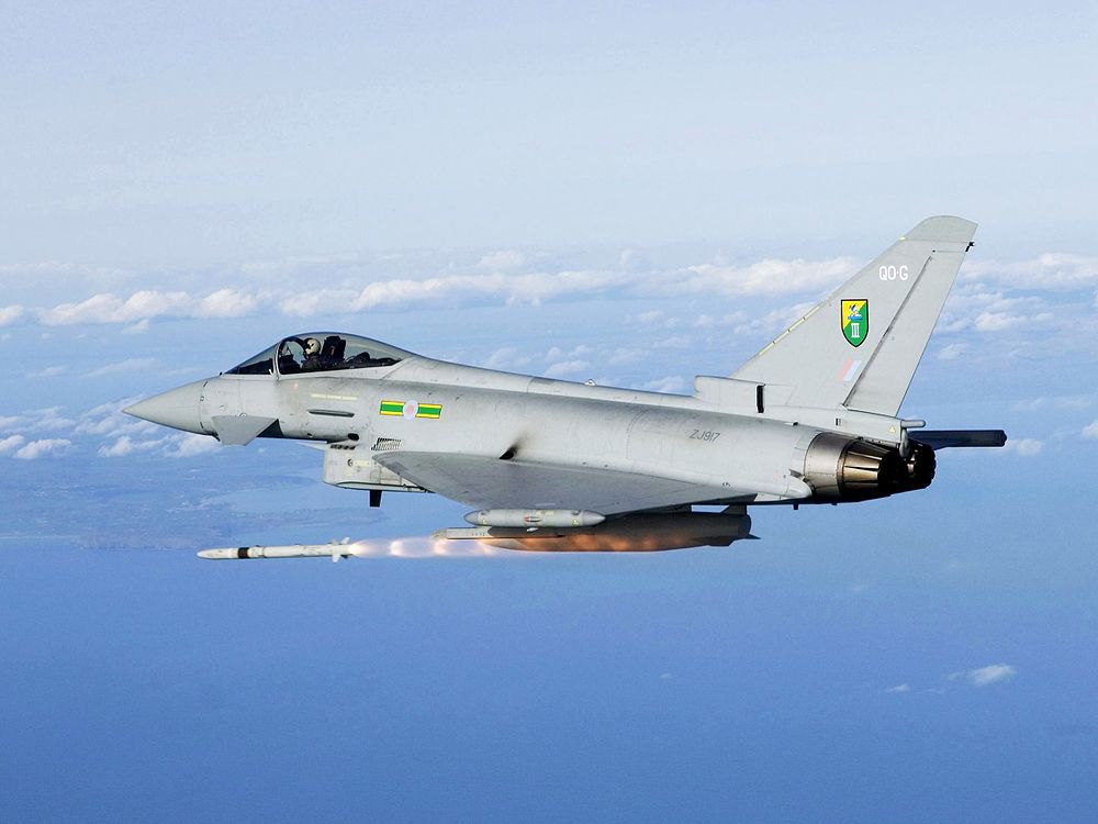 Тайфун Королівських ВПС виконує запуск ракети ASRAAM