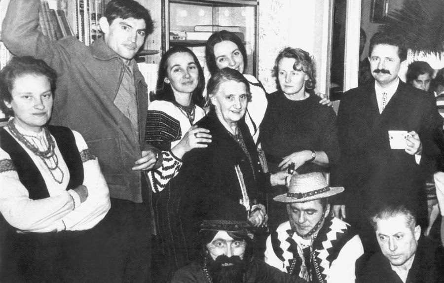 <strong>9 січня 1972 року. Різдво в домі Садовських у Львові.</strong> Стоять — Любомира Попадюк, Василь Стус, Олена Антонів, Ірина Калинець, Марія й Ганна Садовські, Михайло Горинь; сидять — Стефанія Шабатура, вбрана циганом, Мар'ян Гатало, Олександр Кузьменко. Через три дні Стус, Калинець та Шабатура були заарештовані.