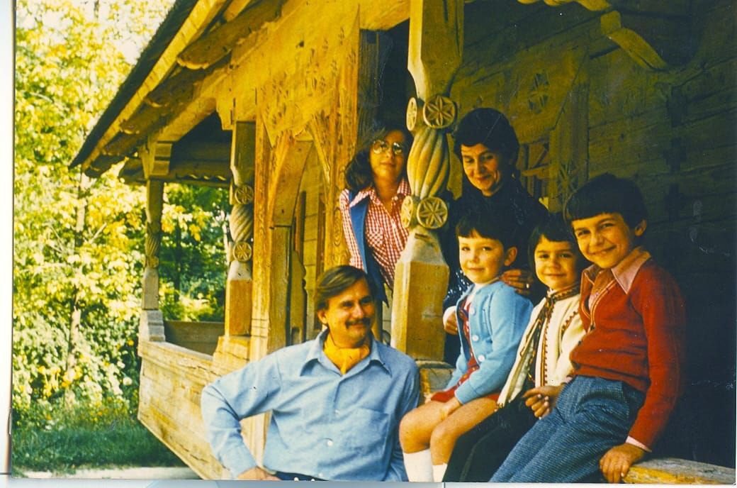 Ігор Калинець з Родиною після повернення із заслання