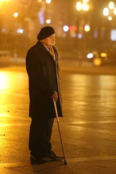 23 листопада 2013 року, 5 ранку, Євромайдан, Львів, Поет і дисидент Ігор Калинець прийшов підтримати студентів, які захищали намет від демонтажу..