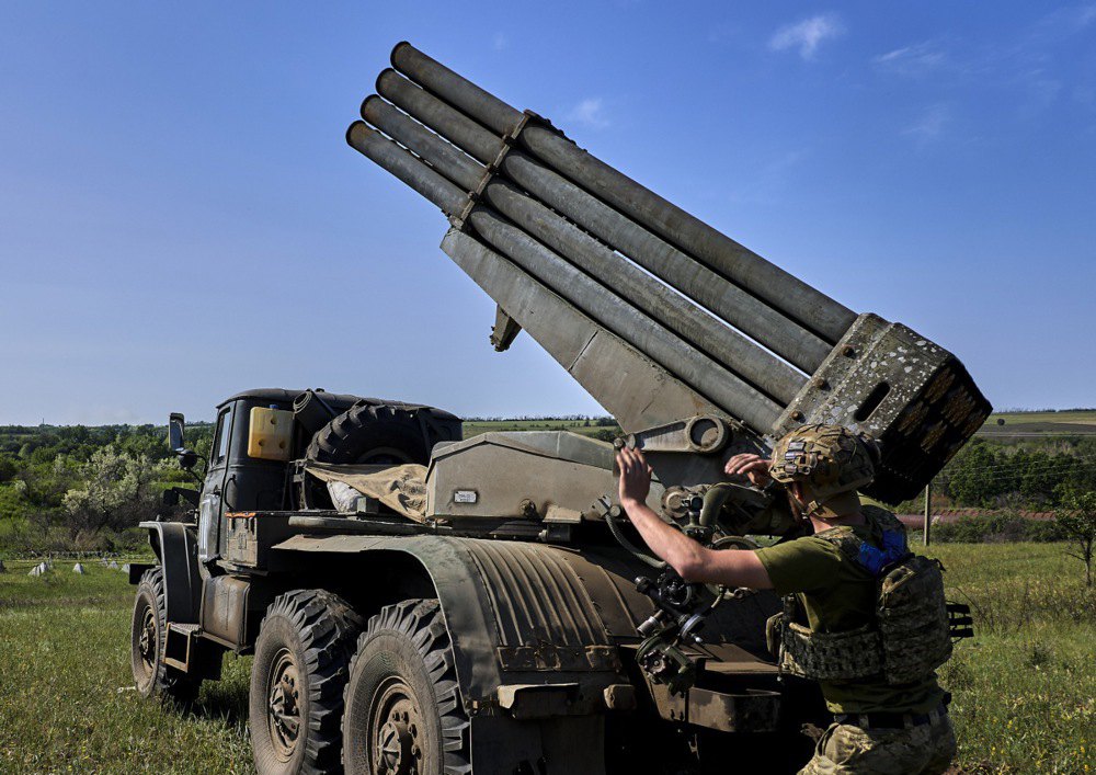 Український військовослужбовець веде вогонь з самохідної реактивної системи залпового вогню на передовій у Донецькій області, 3 червня 2025 р.