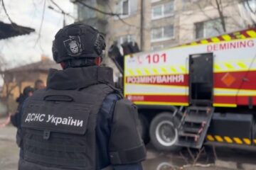 У Харкові російський безпілотник впав на приватний город і не здетонував