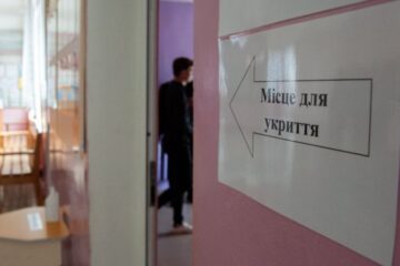 ​На Прикарпатті для школи купили укриття на 68 осіб, хоча там навчаються 202 учні та працюють 54 педагоги