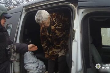 Із Берислава на Херсонщині поліцейські евакуювали 8 цивільних
