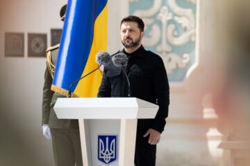 Президент привітав громадян із Днем Конституції: Україна — це мільйони дій і подвигів