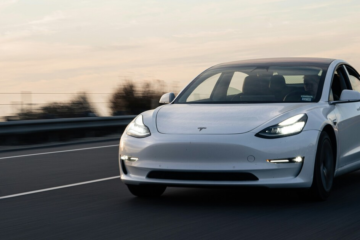 Tesla вперше самостійно доїхала з заводу до будинку покупця