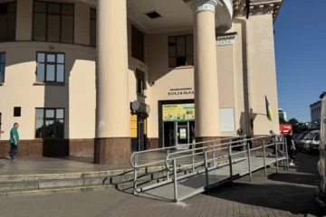 На сходах станції метро «Вокзальна» почали встановлювати пандуси