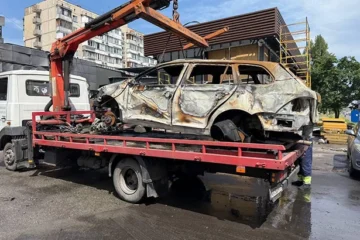 З вулиць Києва прибрали вже 600 покинутих чи пошкоджених авто. Залишилось трохи більше ніж 500