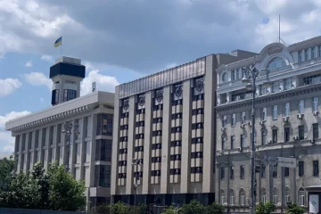 З готелю «Хрещатик» у Києві зняли захисне полотно. Ось як він тепер виглядає