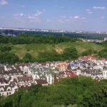 Замкова гора, яку хотіли перетворити на парк, заросла чагарниками