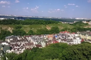 Замкова гора, яку хотіли перетворити на парк, заросла чагарниками