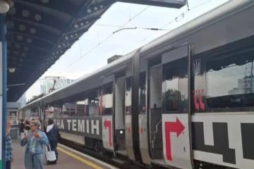 Через ворожий обстріл пошкоджений потяг, який розмалювала американська художниця Барбара Крюгер