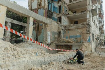 Президент України відвідав місце ракетного удару в Києві