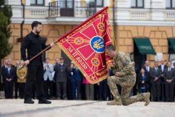 Президент вручив бойові прапори та відзнаки кільком підрозділам