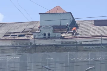 Біля метро «Палац спорту» розбирають дах історичного будинку лікаря Баршаха