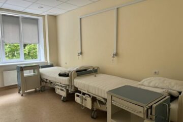 З кровотечами та переломами стоять в черзі всю ніч: ситуація з лікарями на ТОТ