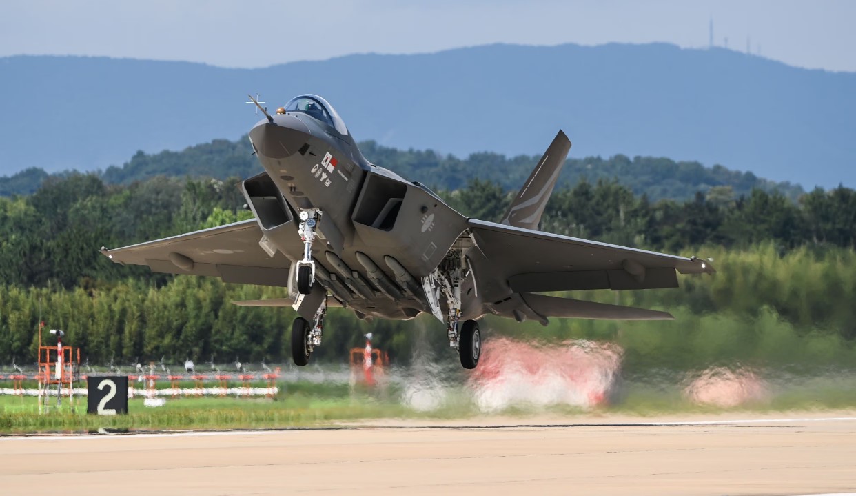 Прототип південнокорейського багатоцільового винищувача KF-21 Boramae. Фото: Korea Aerospace Industries