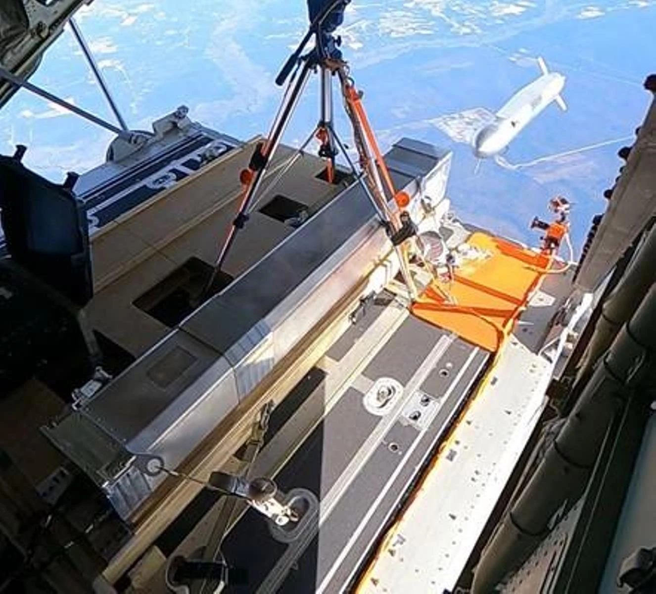 Запуск малої крилатої ракети Black Arrow з рампи літака AC-130J. Фото: Leidos