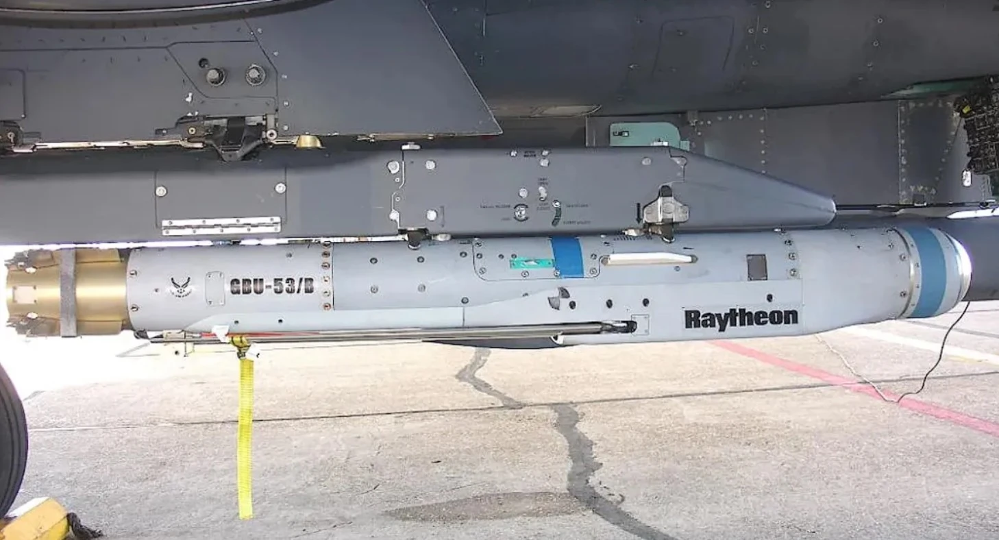 GBU-53/B StormBreaker завантажена на F-15E Strike Eagle під час випробувань. Фото: Raytheon