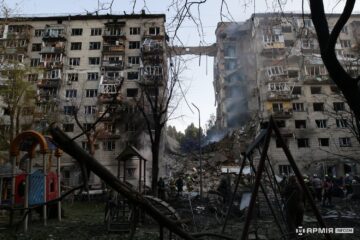 Російська ракета, що зруйнувала під’їзд багатоповерхівки в Києві, провалила бетонні перекриття в підвал
