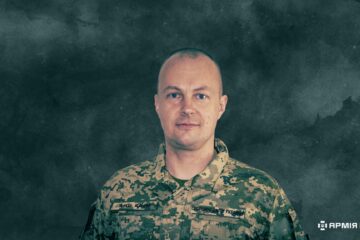 15-кілограмовий «Либідь» на плечах, двоє «300-х» та відрізаний шмат дороги: сержант-зв’язківець про виконання задач на фронті