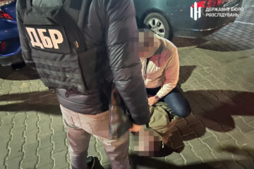 ДБР викрило правоохоронця, який за $15 тисяч допомагав зі списанням з військового обліку