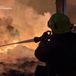 «Уламки дронів сіяли вогонь та руйнування» — Чернігів під ударом: четверо поранених, згоріли будинки та десятки авто