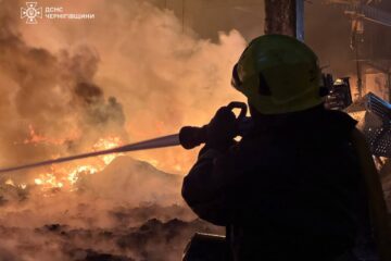 «Уламки дронів сіяли вогонь та руйнування» — Чернігів під ударом: четверо поранених, згоріли будинки та десятки авто